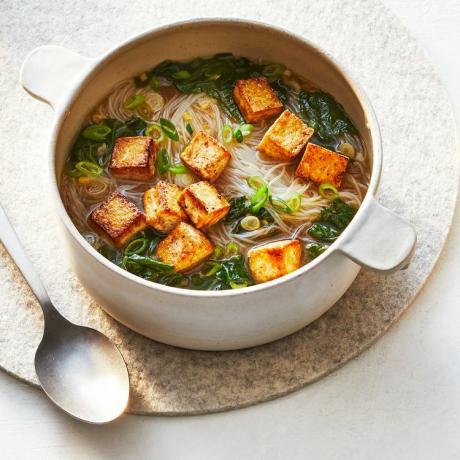 Ta chrupiąca zupa z tofu i makaronem ryżowym jest dowodem na to, że przepisy na tofu mogą być równie aromatyczne jak te na bazie mięsa – jeśli nie bardziej.