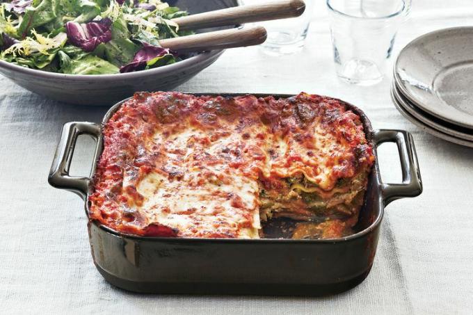 Brokuły, szpinak i lasagne z trzema serami w naczyniu do pieczenia.