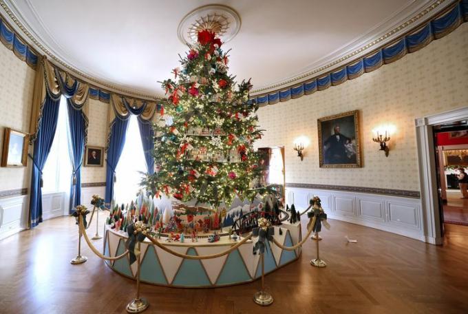 White-house-xmas-preview-GettyImages-1816642271